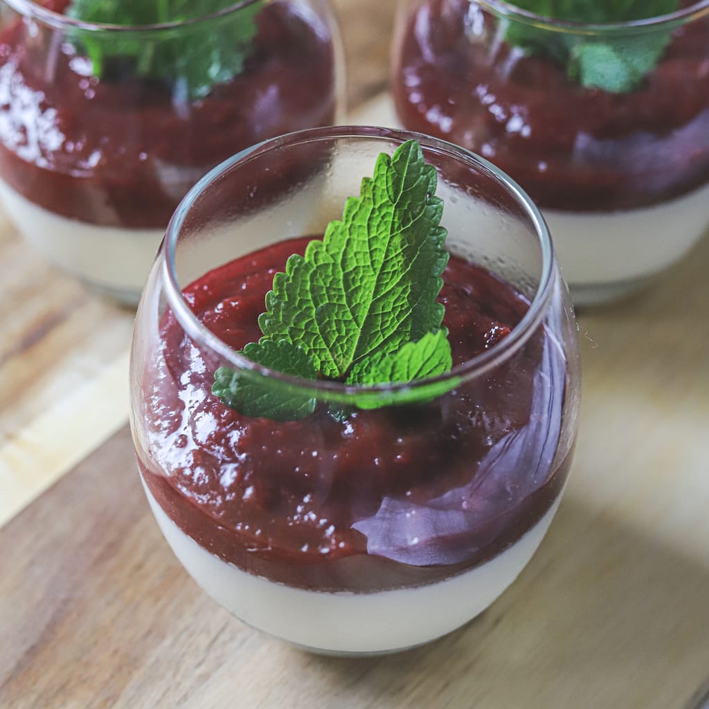 Meggyes panna cotta recept egyszerűen elkészíthető.