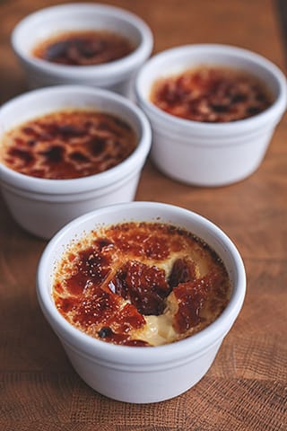 A Crème brûlée receptjét már a 17.századból származó szakácskönyvekben is megtaláljuk.